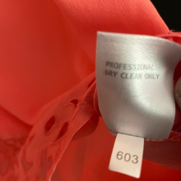 Cynthia Rowley M 100% silk Eyelet top Rich Coral EUC back key hole hook closure - Picture 9 of 9